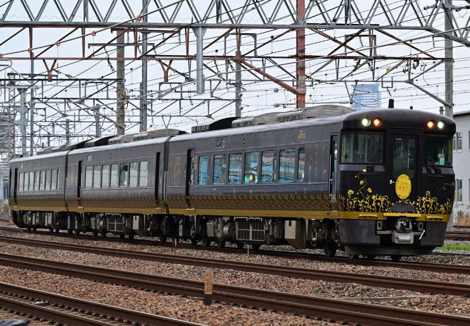 観光列車「はなあかり」